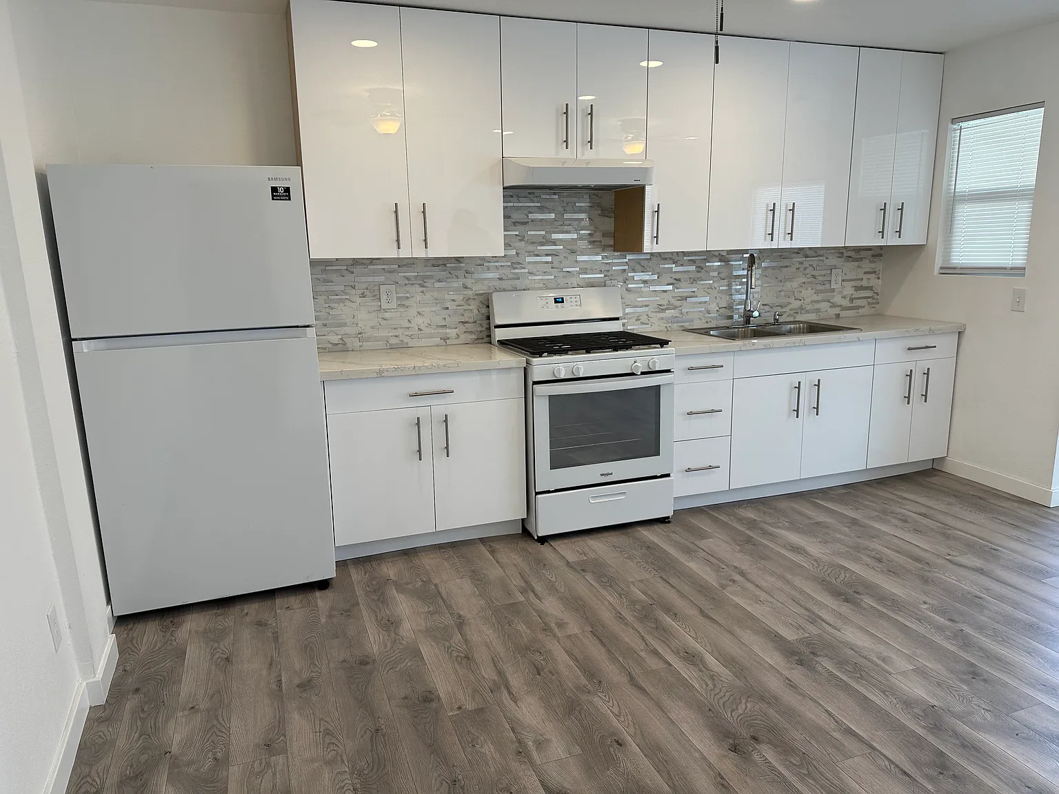 13950 Hesperia Rd — Photo 3
