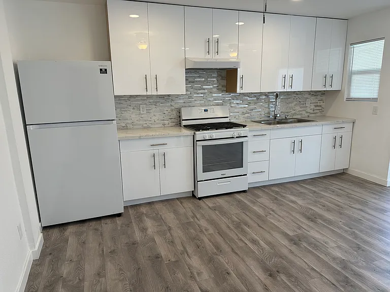 13950 Hesperia Rd #3A — Photo 3