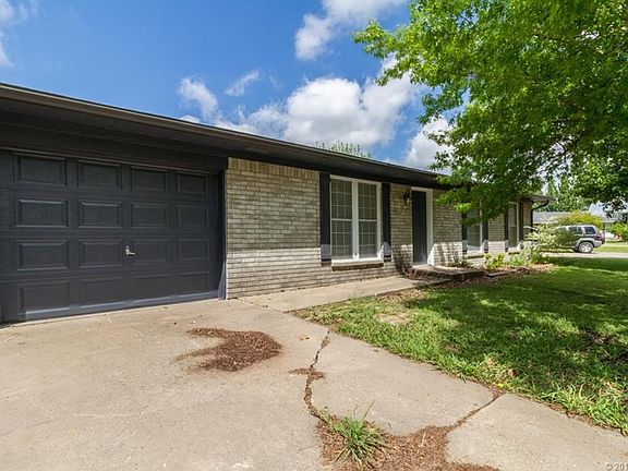 3rd image of 316 Eastmanor Cir