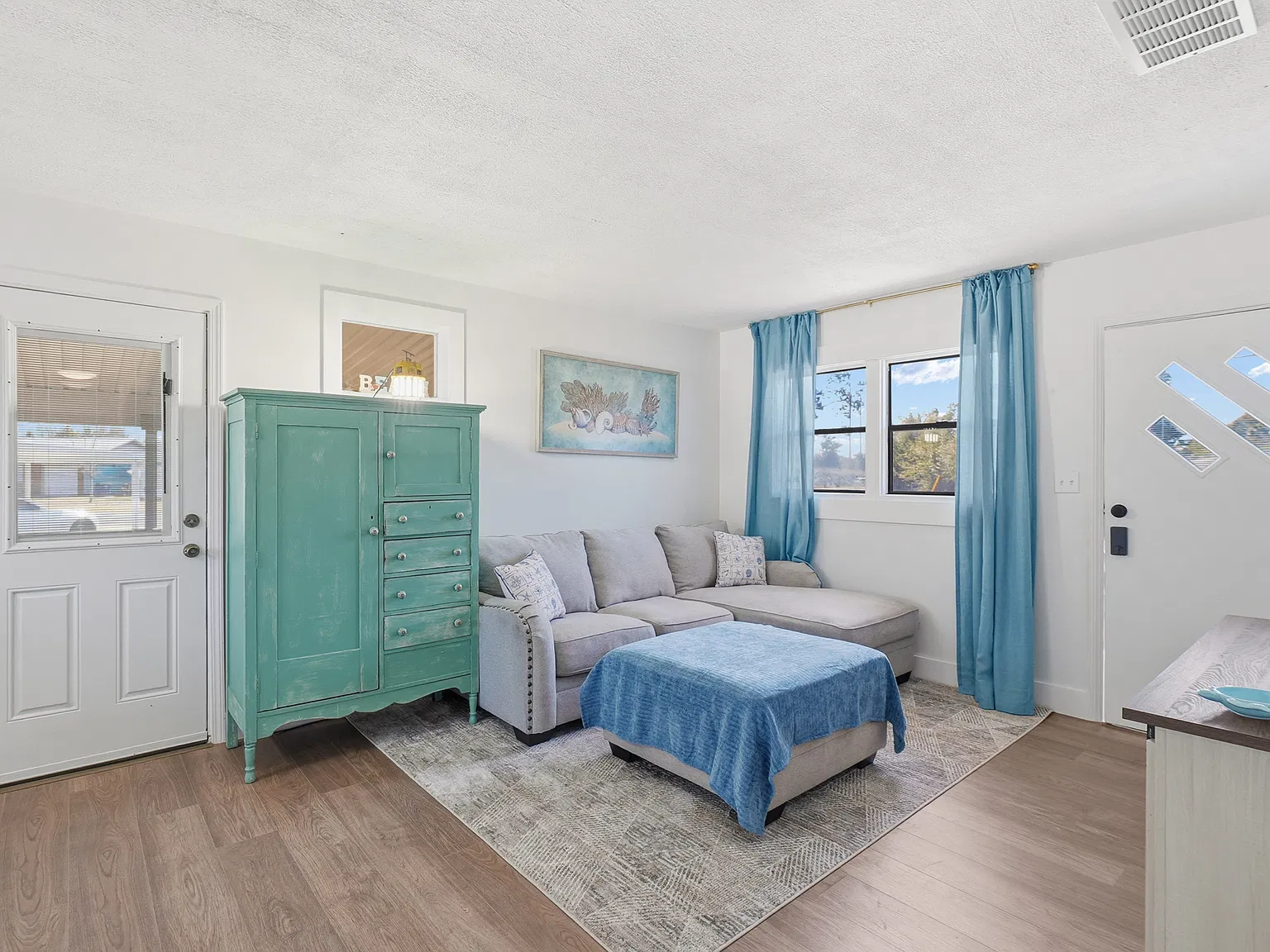3 bed, 914 sqft, $2,400 — Photo 4