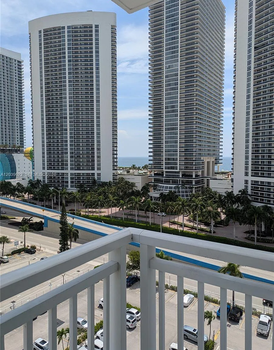 Plaza Towers South Condo — Photo 1