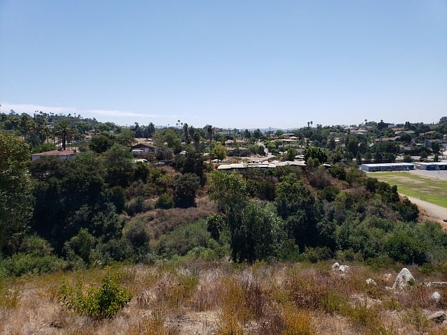 1st image of 904 Valley Dr