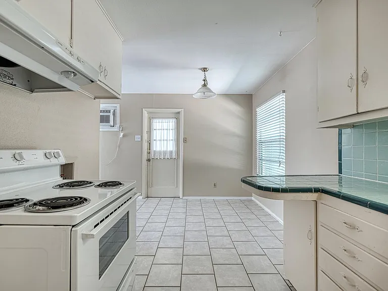 4906 Gladeview Dr — Photo 6