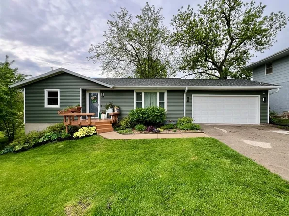 307 N 15th Ave W, Newton, IA 50208