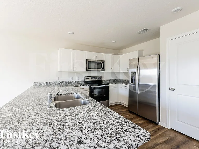 2104 Cedar Bend Dr — Photo 7