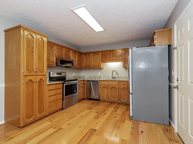 225 Richmond Dr — Photo 6