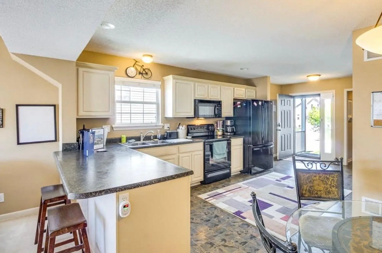 4 bed, 3.5 bath, 2400 sqft, $2,450 — Photo 4