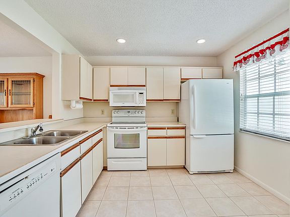 2nd image of 34 Kings Colony Ct Unit 34