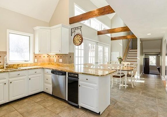 3rd image of 28 Hilltop Cir
