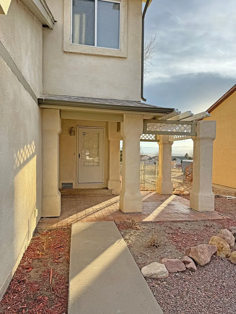 Elbow Dr W 228-230 — Photo 1