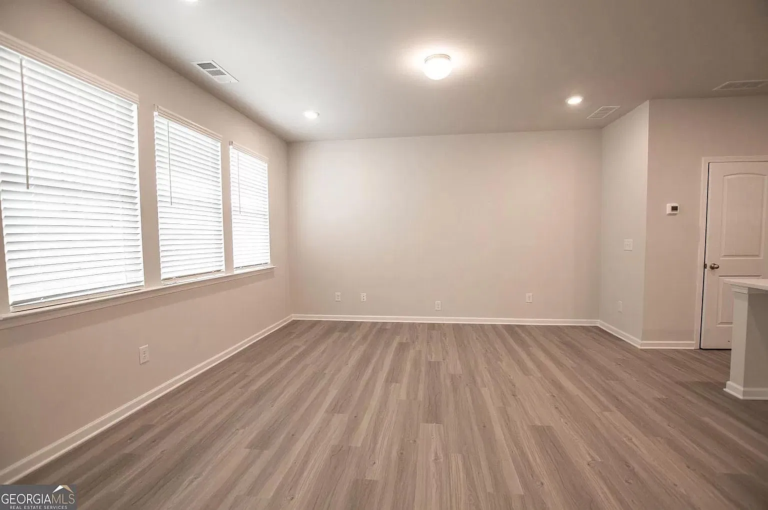 3 bed, 2.5 bath, 1736 sqft, $2,390 — Photo 2