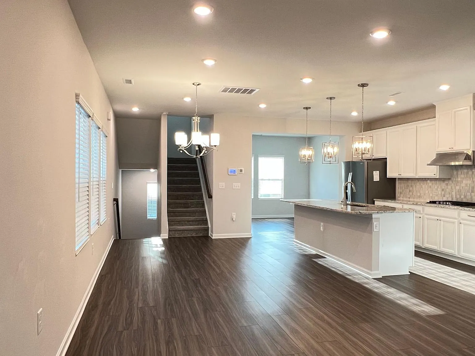 4 bed, 3.5 bath, 2075 sqft, $2,300 — Photo 4