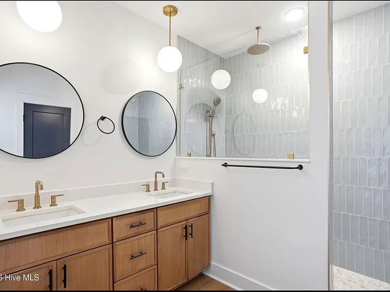 5015 Peachtree Ave — Photo 8
