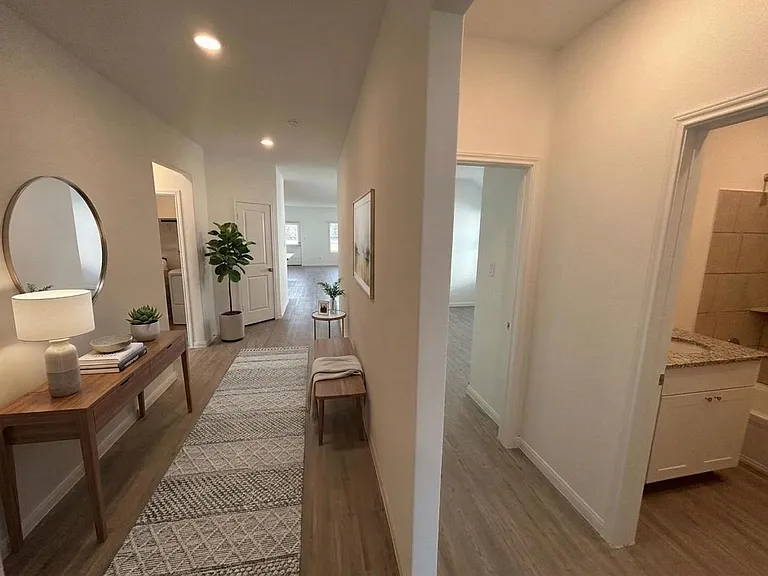 14706 Somerset Ml — Photo 2