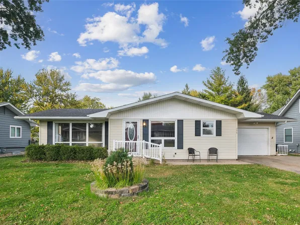 306 Elm St, Pella, IA 50219