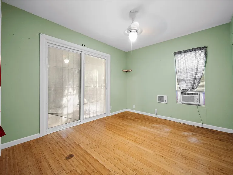 2409 E 9th St #B — Photo 15