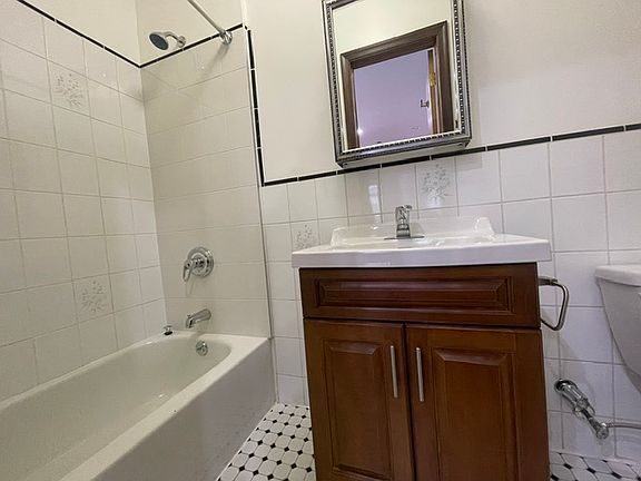 4th image of 162 7th Ave APT A1