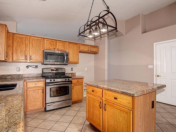 5th image of 461 E Cantebria Dr