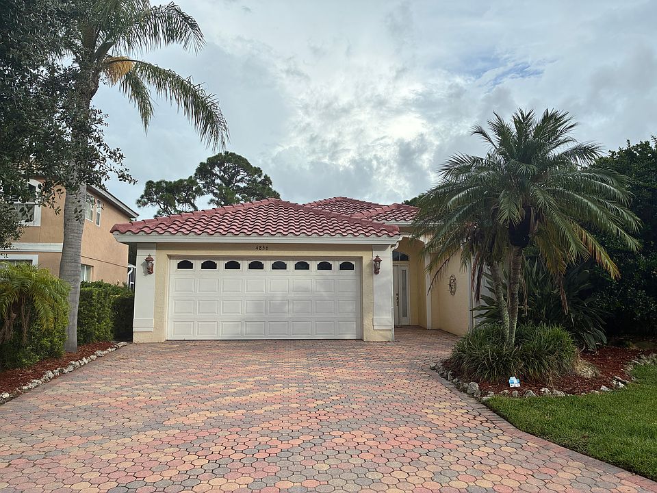 Beautiful House with 2 car garage