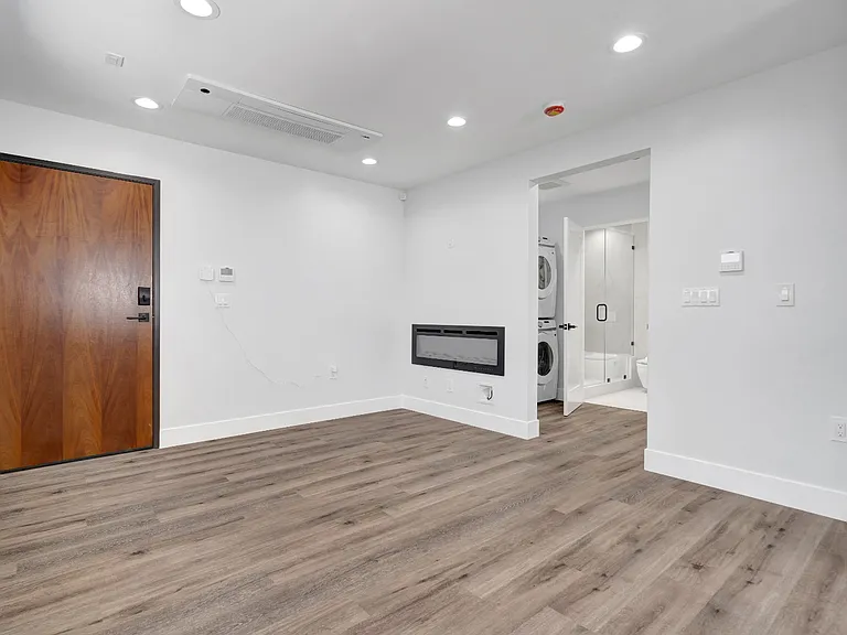11611 Burbank Blvd — Photo 3