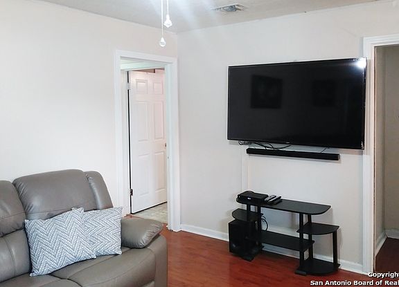 5th image of 618 Keats St