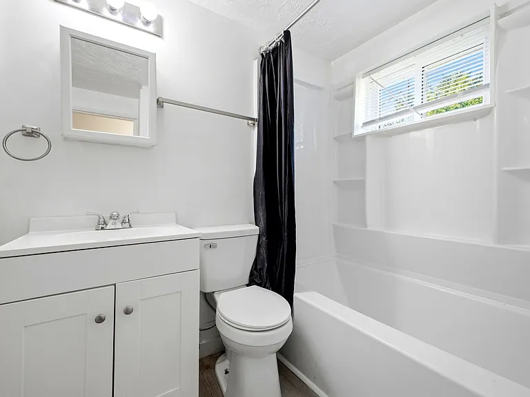 486 Hanley St — Photo 12