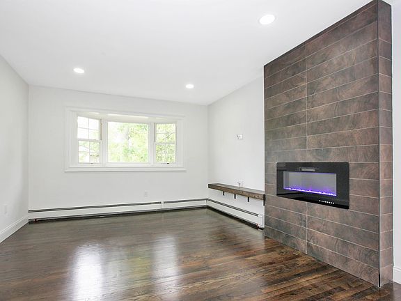 4th image of 273 Carlton Dr E