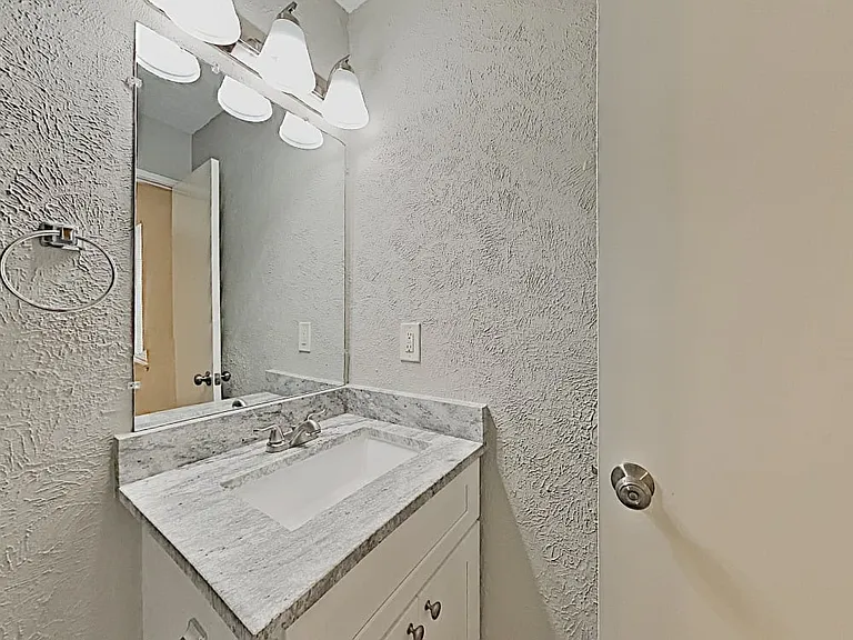10218 Deer Hollow Dr — Photo 4