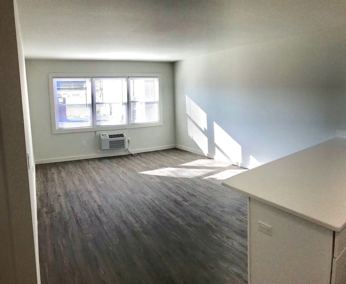 320 7th Ave — Photo 3