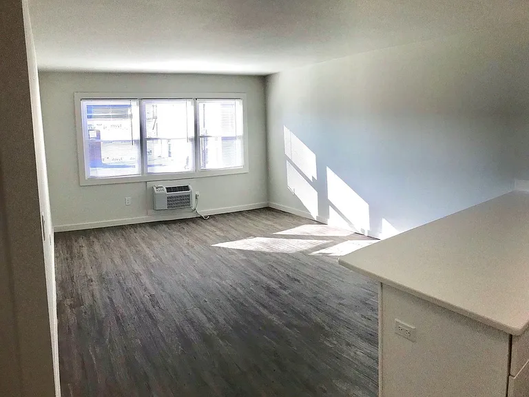 320 7th Ave — Photo 3