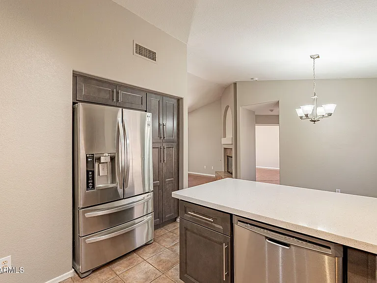491 E Devon Dr — Photo 12