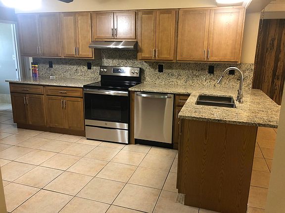 LARGE KITCHEN WITHNEW APPLIANCES