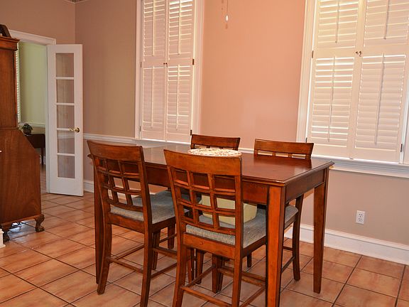 Eat-in Dinette Area