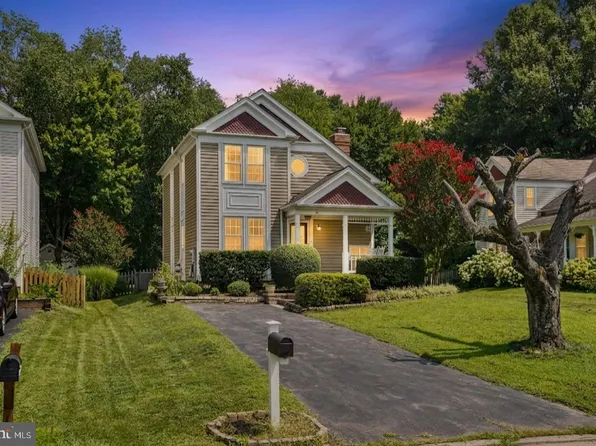 22 Fenton Wood Dr, Sterling, VA 20165