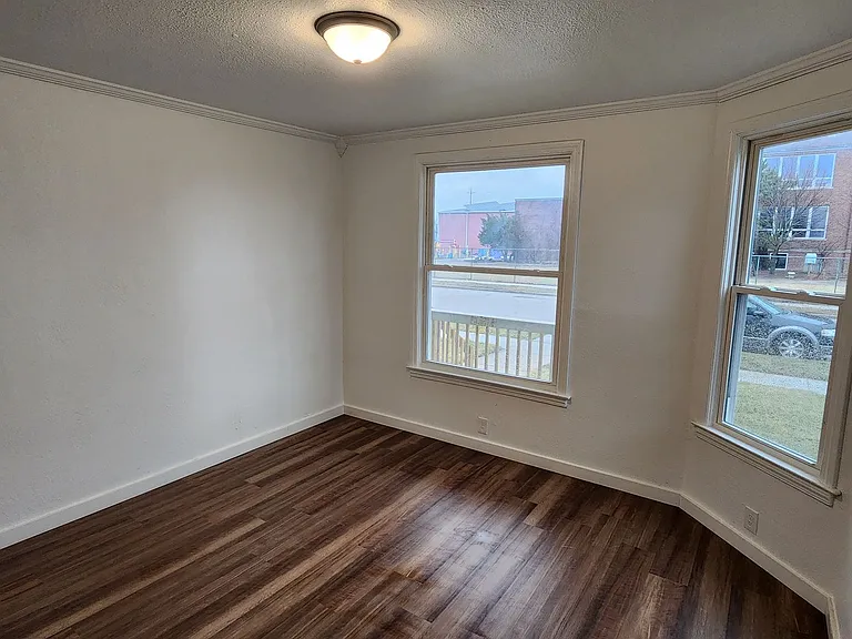 2320 Howe St — Photo 32