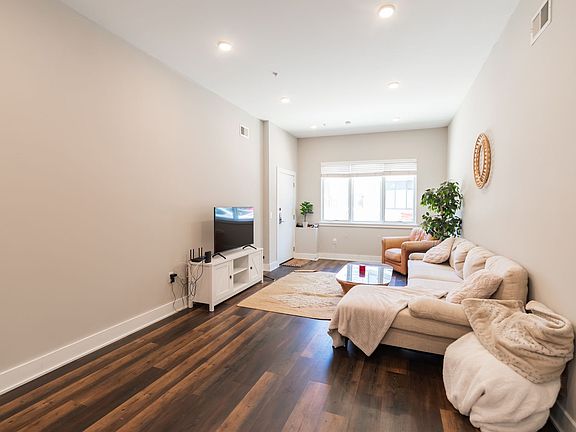 5th image of 711 N 16th St #1