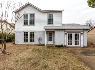 2221 Foxcroft Ln, Arlington, TX 76014