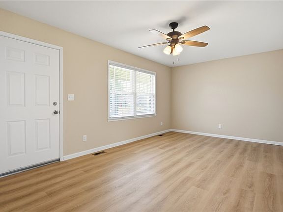 4th image of 704 Eastgate Dr