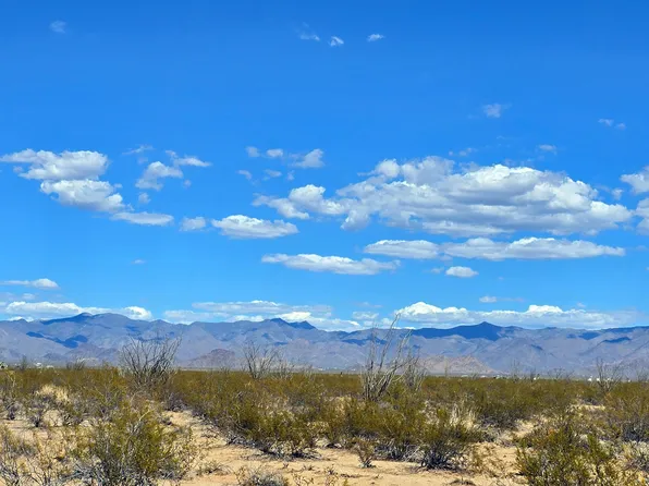 3135 W Desert Candle Dr, Yucca, AZ 86438
