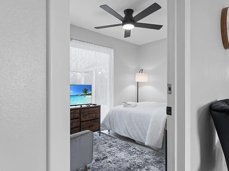 Ceiling fan, smart lock, TV everything installed. Just bring your suitcase.