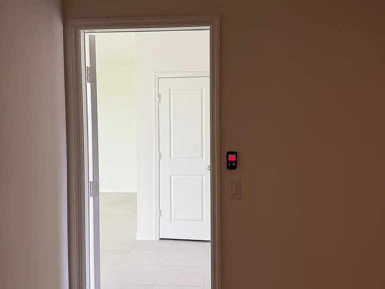 1143 Astoria Dr — Photo 4