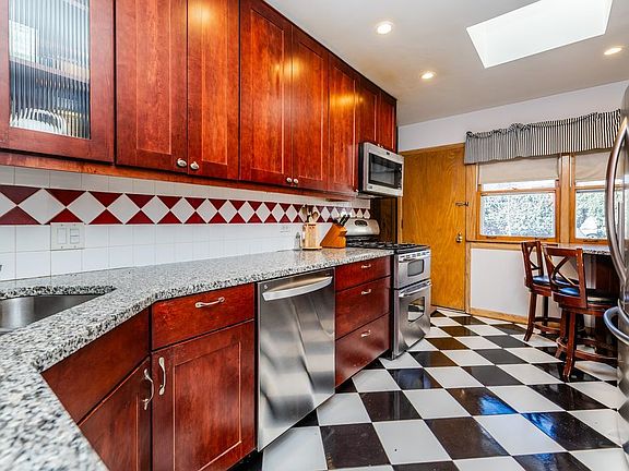 5th image of 1222 Woodside Rd