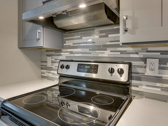 3rd image of 114 Camilla Ln