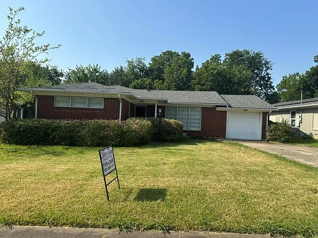 3 bed, 1.5 bath, 1238 sqft, $1,300 — Photo 1