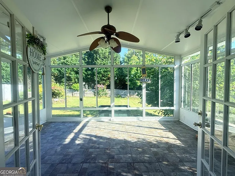 645 Highpoint Way — Photo 7