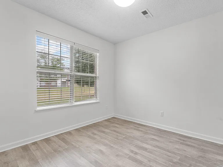 Skyside Landing Apartments — Photo 37