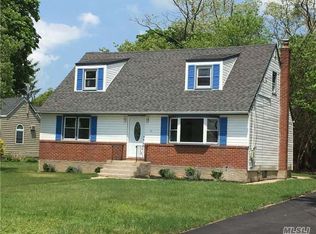 59 Birch St, Islip, NY 11751