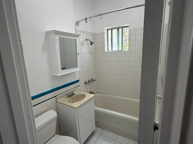 512 N Alexandria Ave — Photo 10