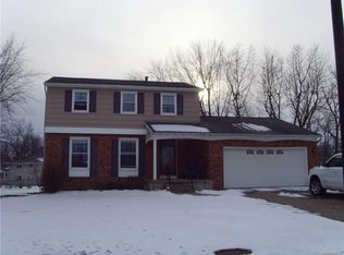 121 Brookpark Dr, Amherst, NY 14228
