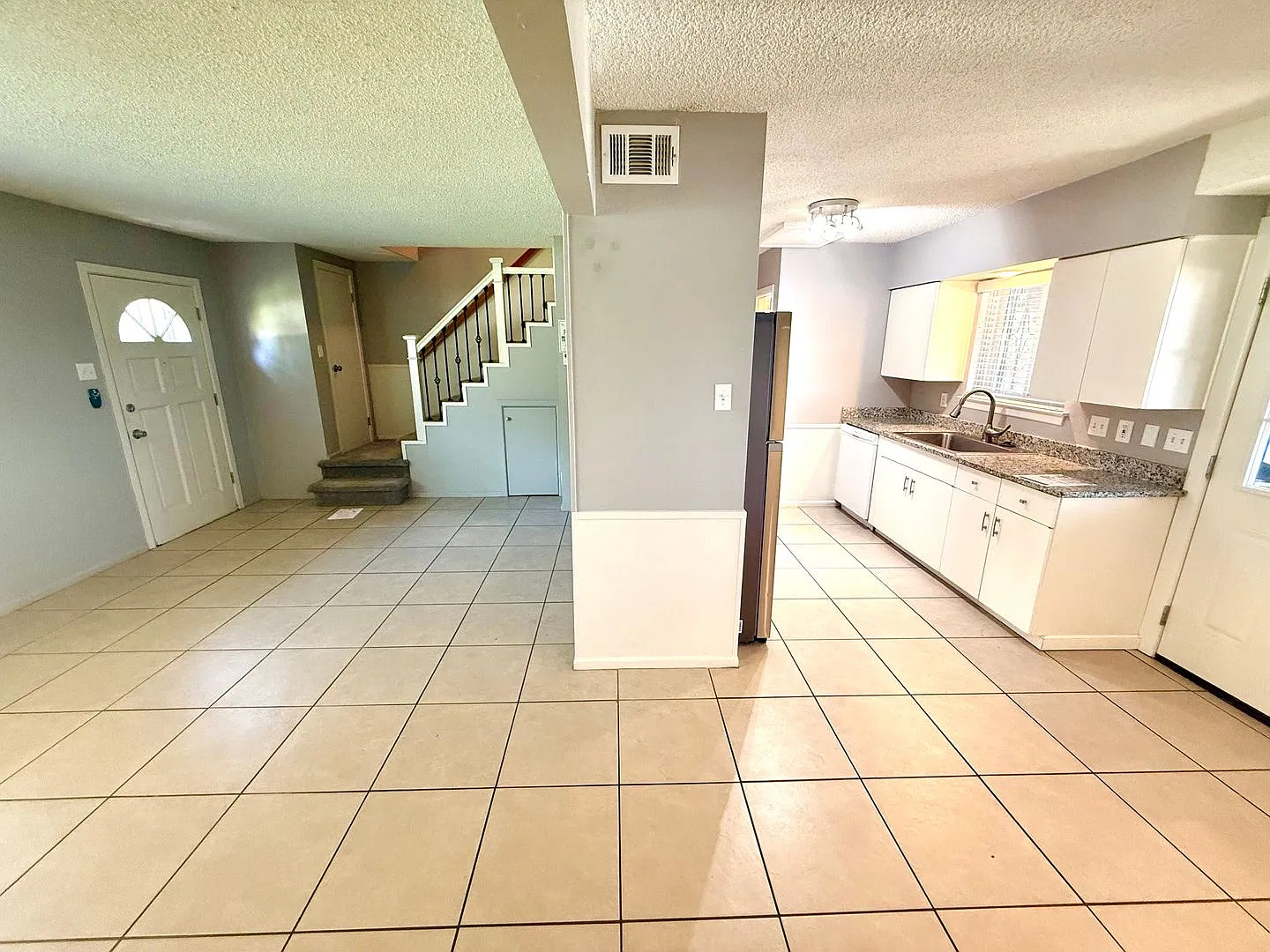 Updated 2-Bedroom Townhome Near the Airport & Hwy 281! — Photo 4